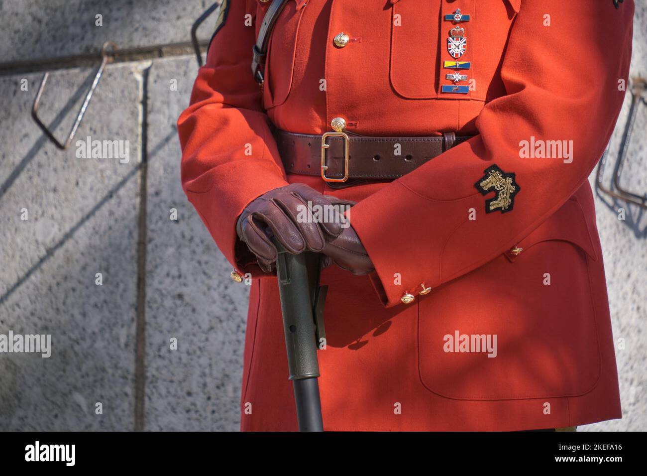 Halifax, Canada. 11 novembre 2022. Gros plan du blouson de l'agent de la GRC en garde debout uniforme rouge traditionnel Banque D'Images