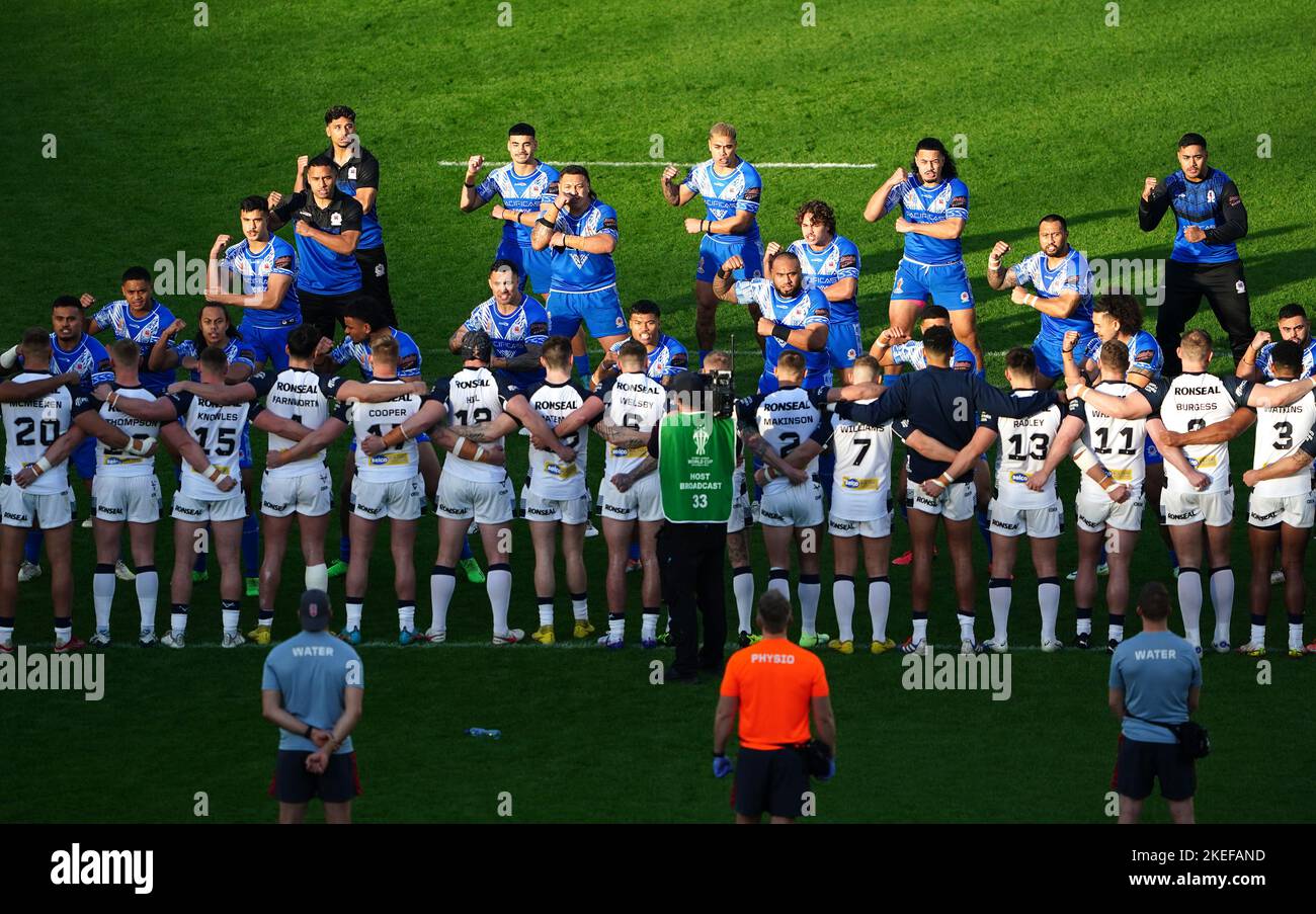 Les Samoa exécutent un Siva Tau avant le match de demi-finale de la coupe du monde de rugby à XIII au stade Emirates, Londres. Date de la photo: Samedi 12 novembre 2022. Banque D'Images