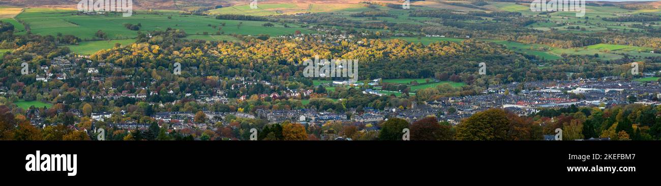 Vue panoramique sur la ville d'Ilkley (village niché dans la vallée, emplacement pittoresque, endroit idyllique pour vivre) - West Yorkshire, Angleterre, Royaume-Uni. Banque D'Images