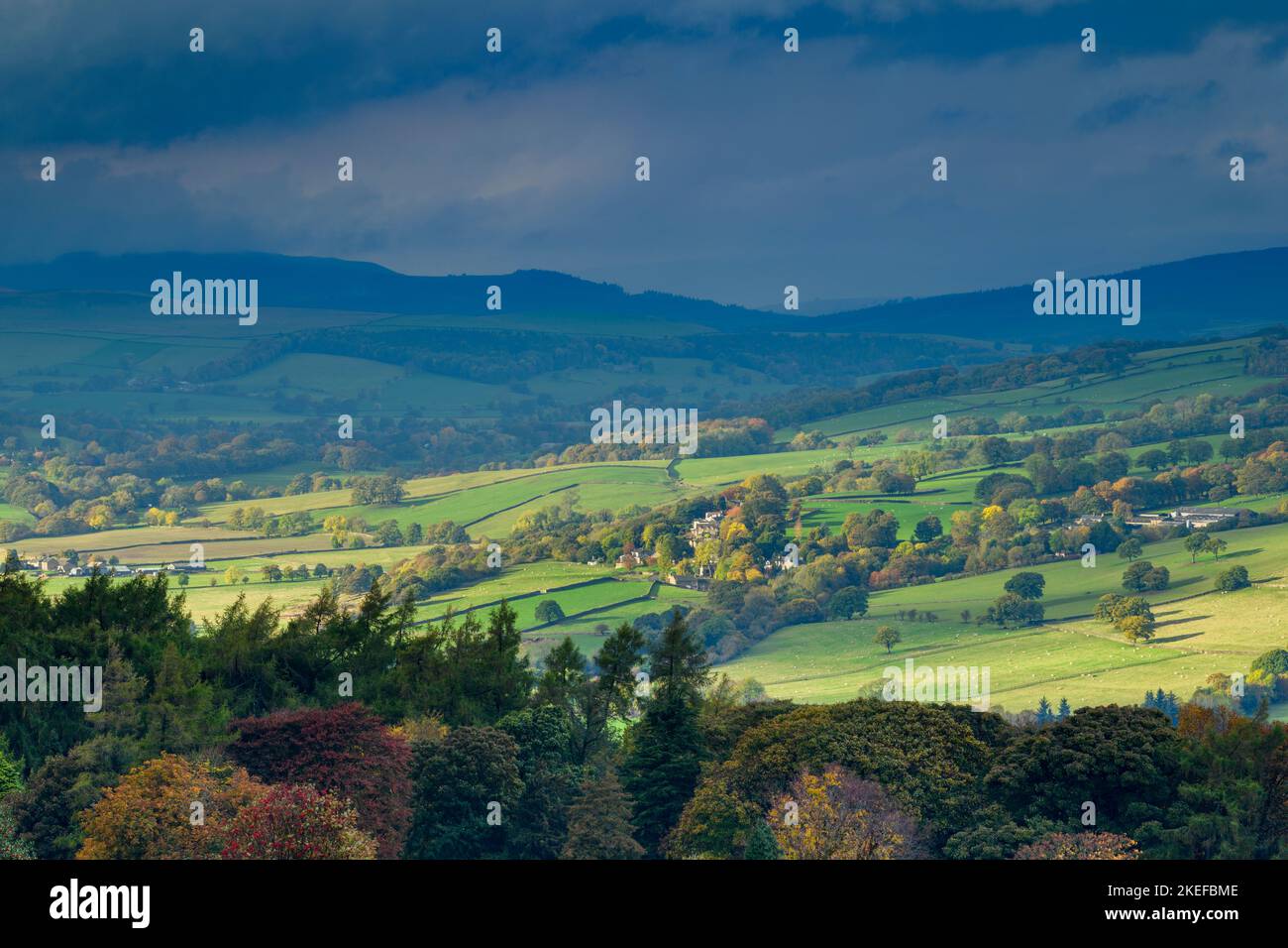 Paysage rural pittoresque et ensoleillé de Wharfedale (vallée verdoyante, collines ondulantes, lumière du soleil sur les terres agricoles, couleurs d'automne) - West Yorkshire, Angleterre, Royaume-Uni. Banque D'Images