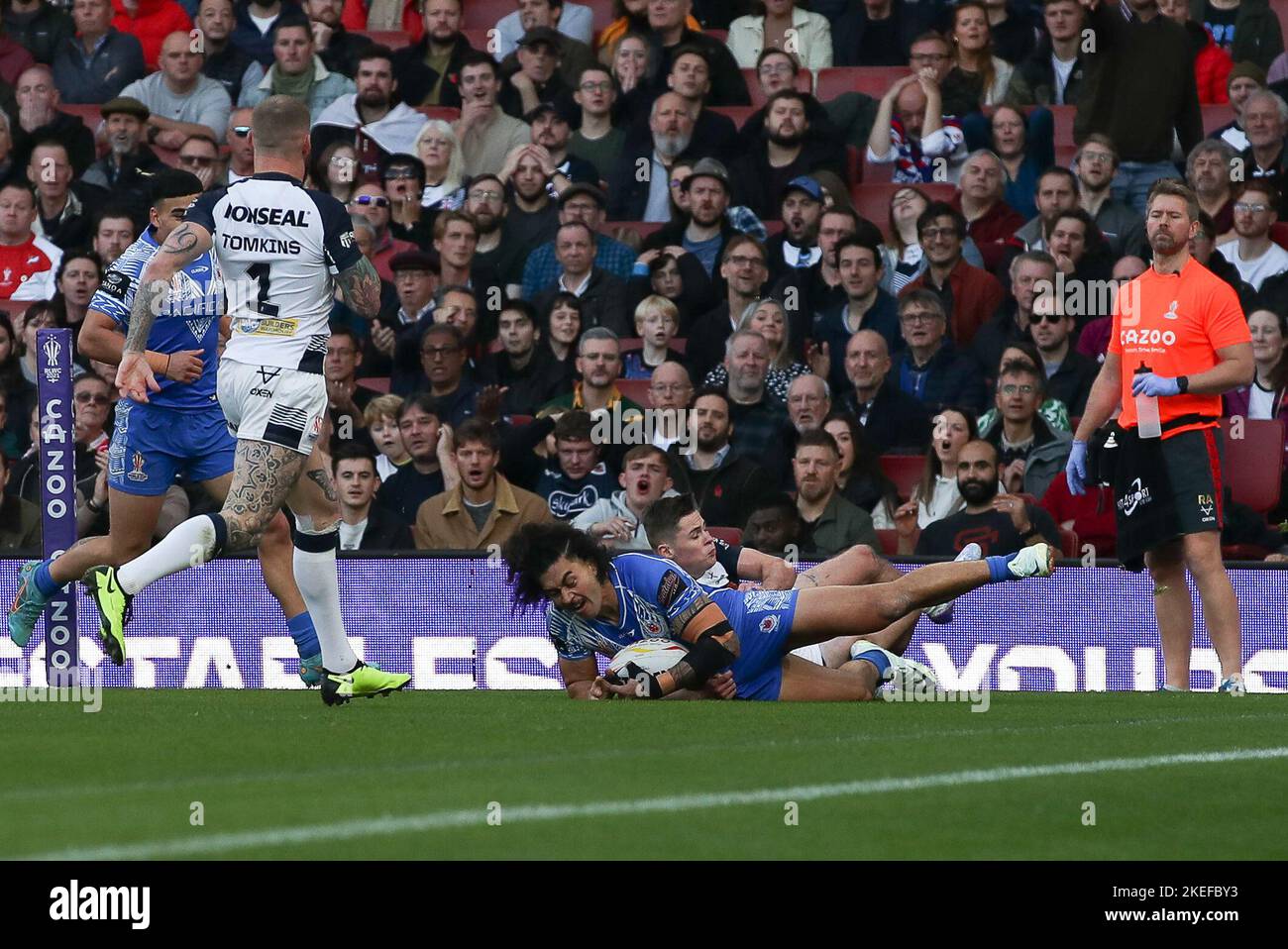 Londres, Royaume-Uni. 12th novembre 2022. Tim Lafai de Samoa a obtenu le score d'ouverture essayer du faire 0-4 lors de la demi-finale de la coupe du monde de rugby à XV 2021 entre Angleterre RL et Samoa RL au stade Emirates, Londres, Angleterre, le 12 novembre 2022. Photo de Ken Sparks. Utilisation éditoriale uniquement, licence requise pour une utilisation commerciale. Aucune utilisation dans les Paris, les jeux ou les publications d'un seul club/ligue/joueur. Crédit : UK Sports pics Ltd/Alay Live News Banque D'Images