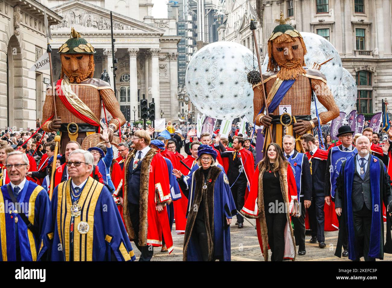 Londres, Royaume-Uni. 12th novembre 2022. Gog et Magog - les anciens gardiens de la ville de Londres - avec la Compagnie des villepertuis. Le Seigneur annuel part de Mansion House à travers la ville de Londres, passé la cathédrale Saint-Paul jusqu'aux cours royales de justice et retour. L'alderman Nicholas Lyons passe dans l'autocar d'État d'or et devient le seigneur maire de Londres en 694th dans une bénédiction à la cathédrale Saint-Paul. Credit: Imagetraceur/Alamy Live News Banque D'Images