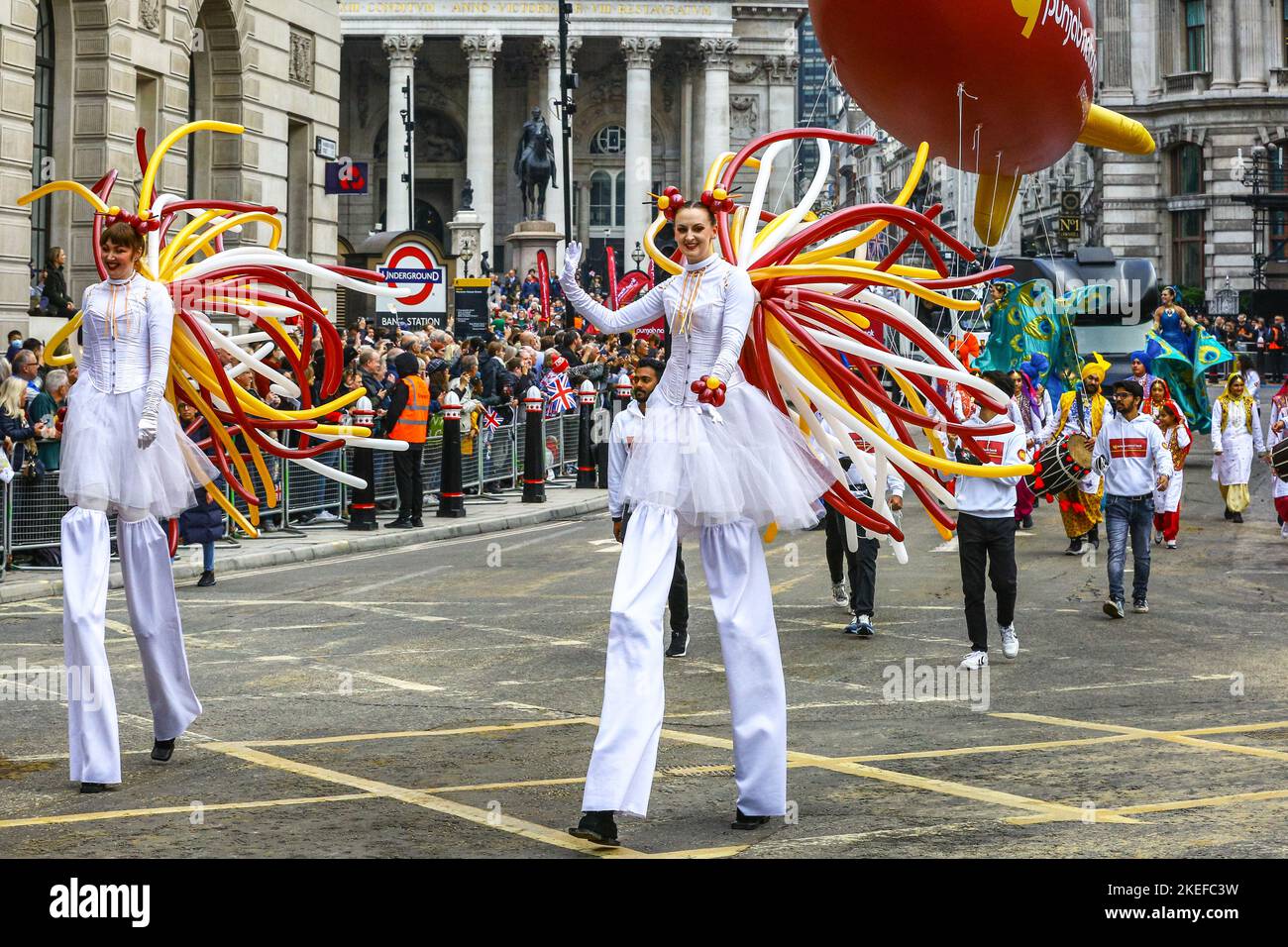 Londres, Royaume-Uni. 12th novembre 2022. Les participants sur pilotis applaudissent la foule. Le Seigneur annuel part de Mansion House à travers la ville de Londres, passé la cathédrale Saint-Paul jusqu'aux cours royales de justice et retour. L'alderman Nicholas Lyons passe dans l'autocar d'État d'or et devient le seigneur maire de Londres en 694th dans une bénédiction à la cathédrale Saint-Paul. Credit: Imagetraceur/Alamy Live News Banque D'Images