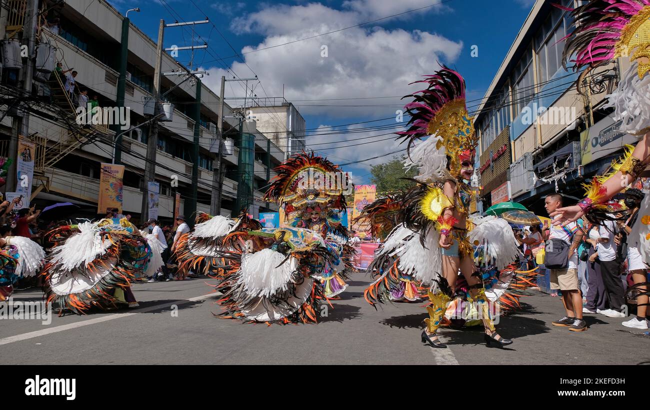 Les masques souriants étaient une déclaration des gens de la ville de Bacolod qu'ils vont traverser et survivre aux défis et aux tragédies qu'ils sont... Banque D'Images