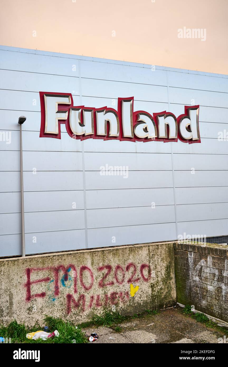 Graffitis sur un mur en face du centre d'amusement Funland, Blackpool Banque D'Images