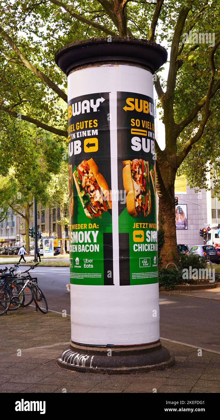 Litfaßsäule (colonne publicitaire) à Immermannstrasse dans le centre de Düsseldorf, Allemagne. Banque D'Images