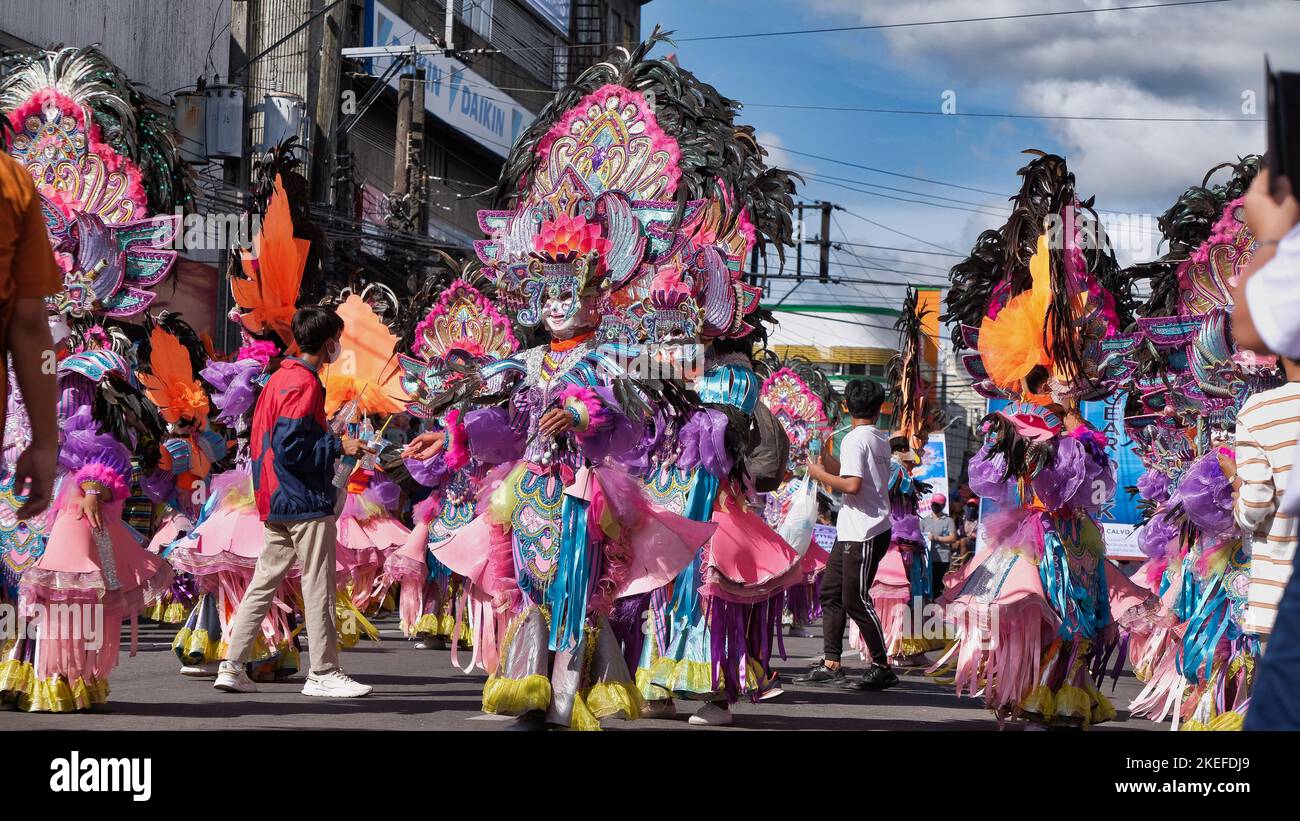 Les masques souriants étaient une déclaration des gens de la ville de Bacolod qu'ils vont traverser et survivre aux défis et aux tragédies qu'ils sont... Banque D'Images