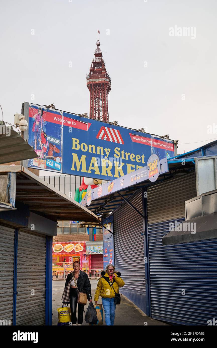 Des stands fermés dans le marché extérieur de Bonny Street à Blackpool qui fait place à un développement de £300 millions de loisirs Banque D'Images