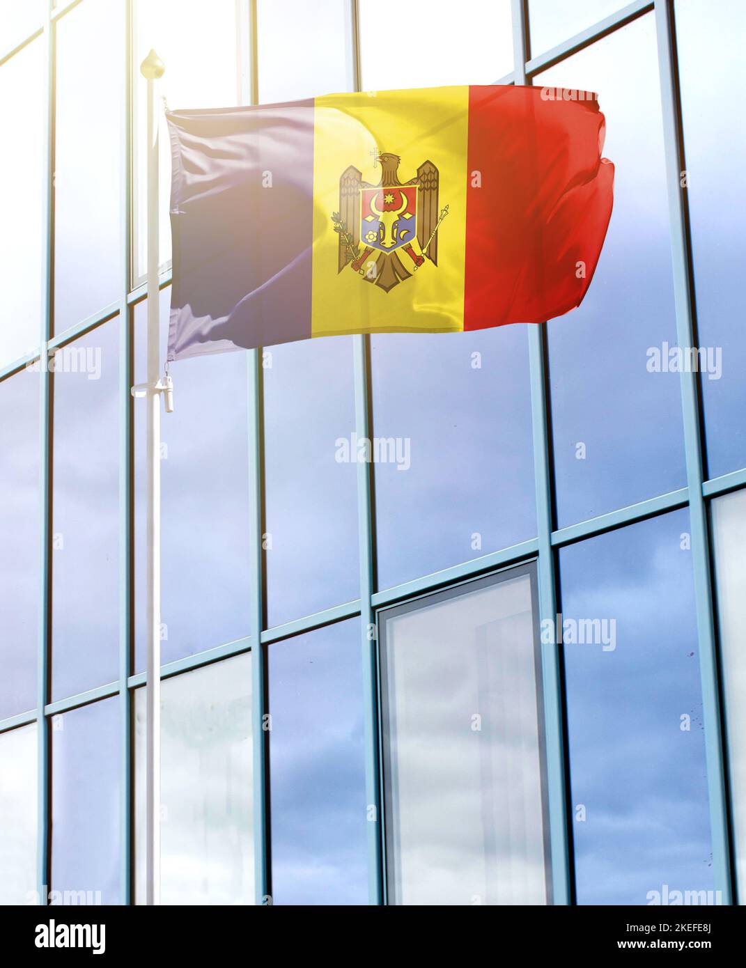 Drapeau de la Moldavie sur un mât Banque D'Images