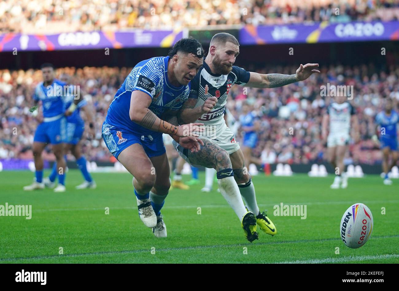 Le Jaydn su'a des Samoa et Sam Tomkins d'Angleterre plongées pour une balle ample lors du match de demi-finale de la coupe du monde de rugby à XIII au stade Emirates, Londres. Date de la photo: Samedi 12 novembre 2022. Banque D'Images