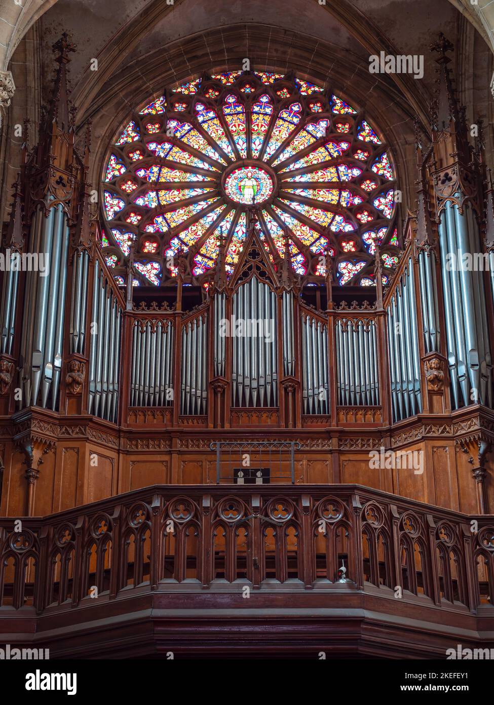 Choeur avec orgue et vitrail dans l'église de Rouffach, Alsace, France Banque D'Images