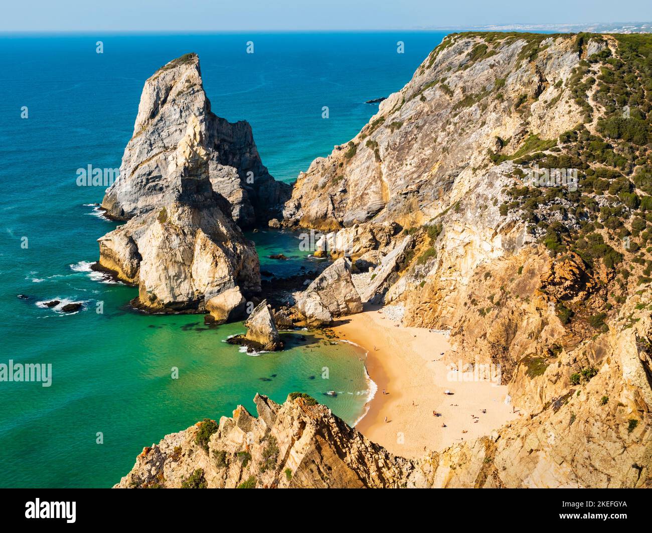 Falaises abruptes et formations rocheuses étonnantes dominant la plage d'Ursa (praia da ursa), cap Cabo da Roca, Portugal Banque D'Images