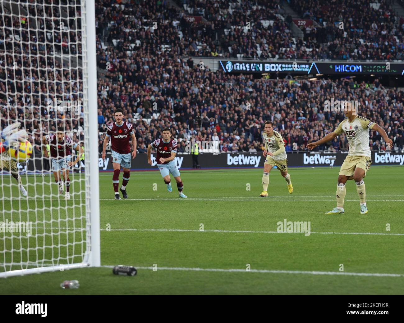 Londres, Royaume-Uni. 12th novembre 2022. Youri Tielemans (LC) a sa pénalité sauvée au match de West Ham United contre Leicester City EPL, au stade de Londres, Londres, Royaume-Uni sur 12 novembre 2022. Crédit : Paul Marriott/Alay Live News Banque D'Images