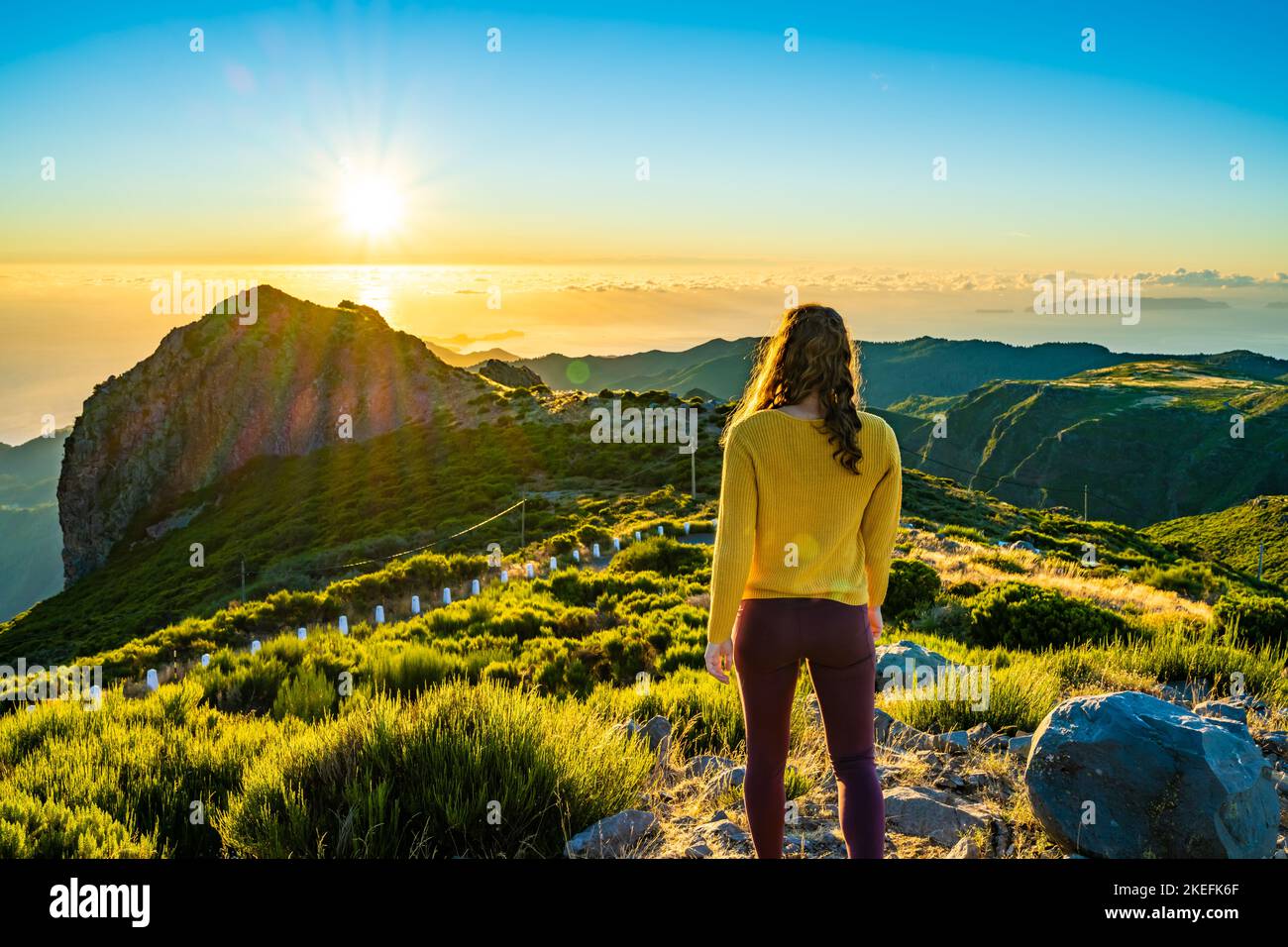 Femme enjoing lever de soleil sur Pico do arierio. Banque D'Images