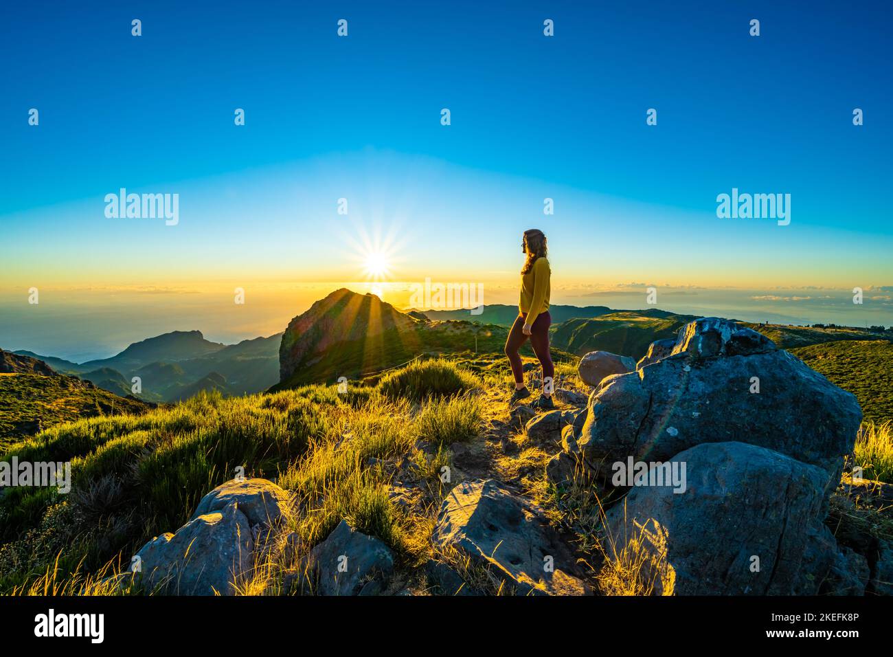 Femme enjoing lever de soleil sur Pico do arierio. Banque D'Images