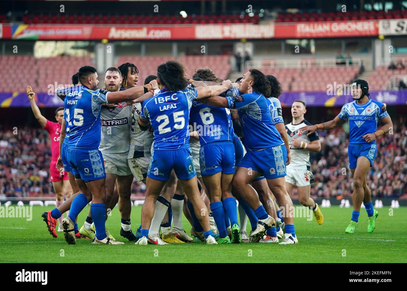 Les esprits s'éflambèrent lors du match de demi-finale de la coupe du monde de rugby à XIII à l'Emirates Stadium, Londres. Date de la photo: Samedi 12 novembre 2022. Banque D'Images