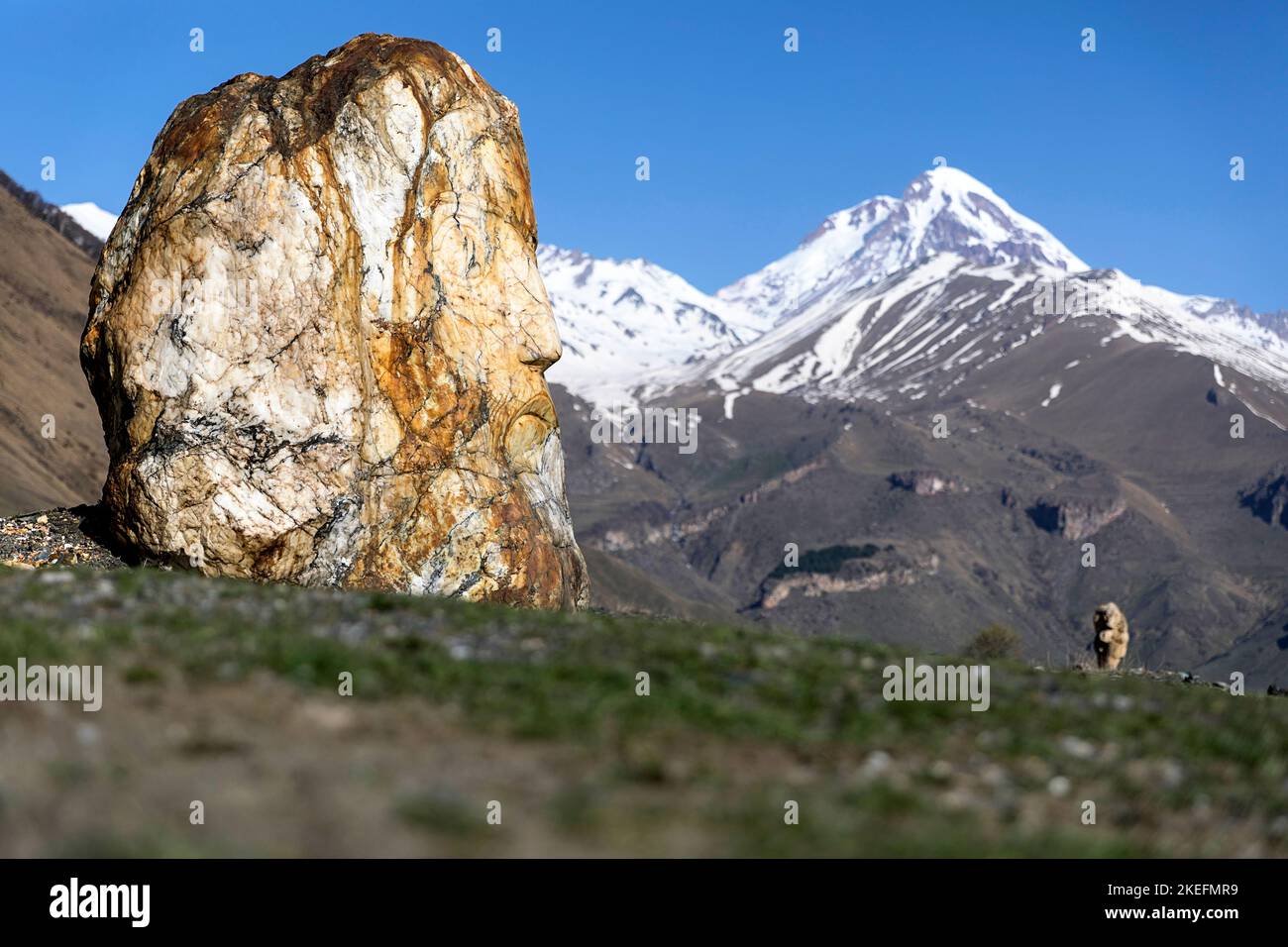 Village de SNO «Giant Stone Heads sculptures réalisées par l'artiste Merab Piranishvili, Kazbegi, Géorgie Banque D'Images