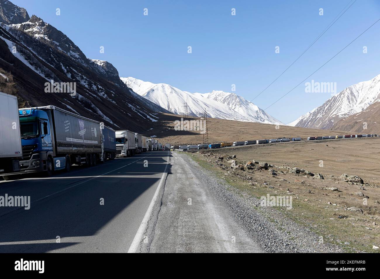 Kilomètres de long de trafic de camions sur l'autoroute militaire géorgienne sur le chemin de la frontière russe et seul passage frontalier ouvert avec la russie, la géorgie. Banque D'Images