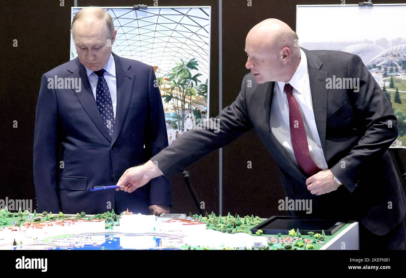 Le président russe Vladimir Poutine examine des modèles de projets de construction au pôle touristique et récréatif de Volzhskoye. Avec le Directeur général de la société d'investissement Vasta Discovery Sergueï Bachin.photo:Bureau du Président de la Russie Banque D'Images