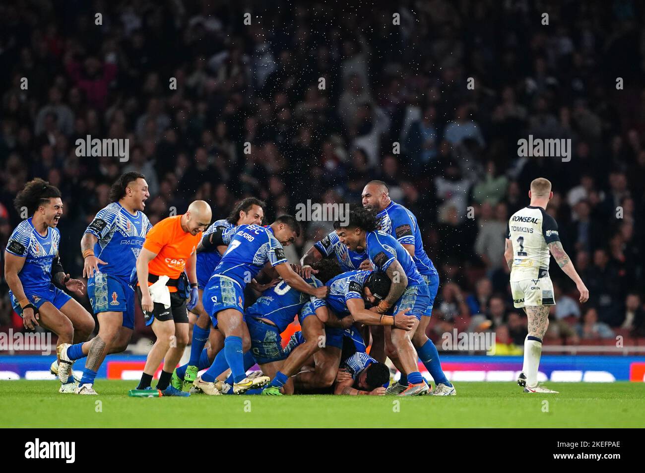 Fêtez les Samoa après avoir remporté la demi-finale de la coupe du monde de rugby au stade Emirates de Londres. Date de la photo: Samedi 12 novembre 2022. Banque D'Images