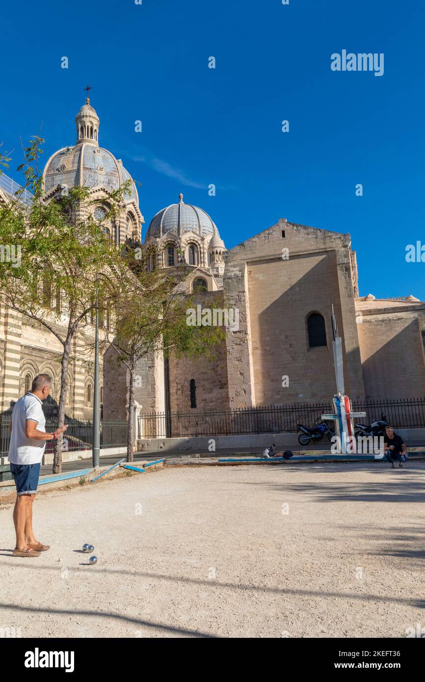 Hommes jouant à la pétanque à côté de la cathédrale de Marseille, Marseille, Provence-Alpes-Côte d'Azur, France, Europe occidentale Banque D'Images