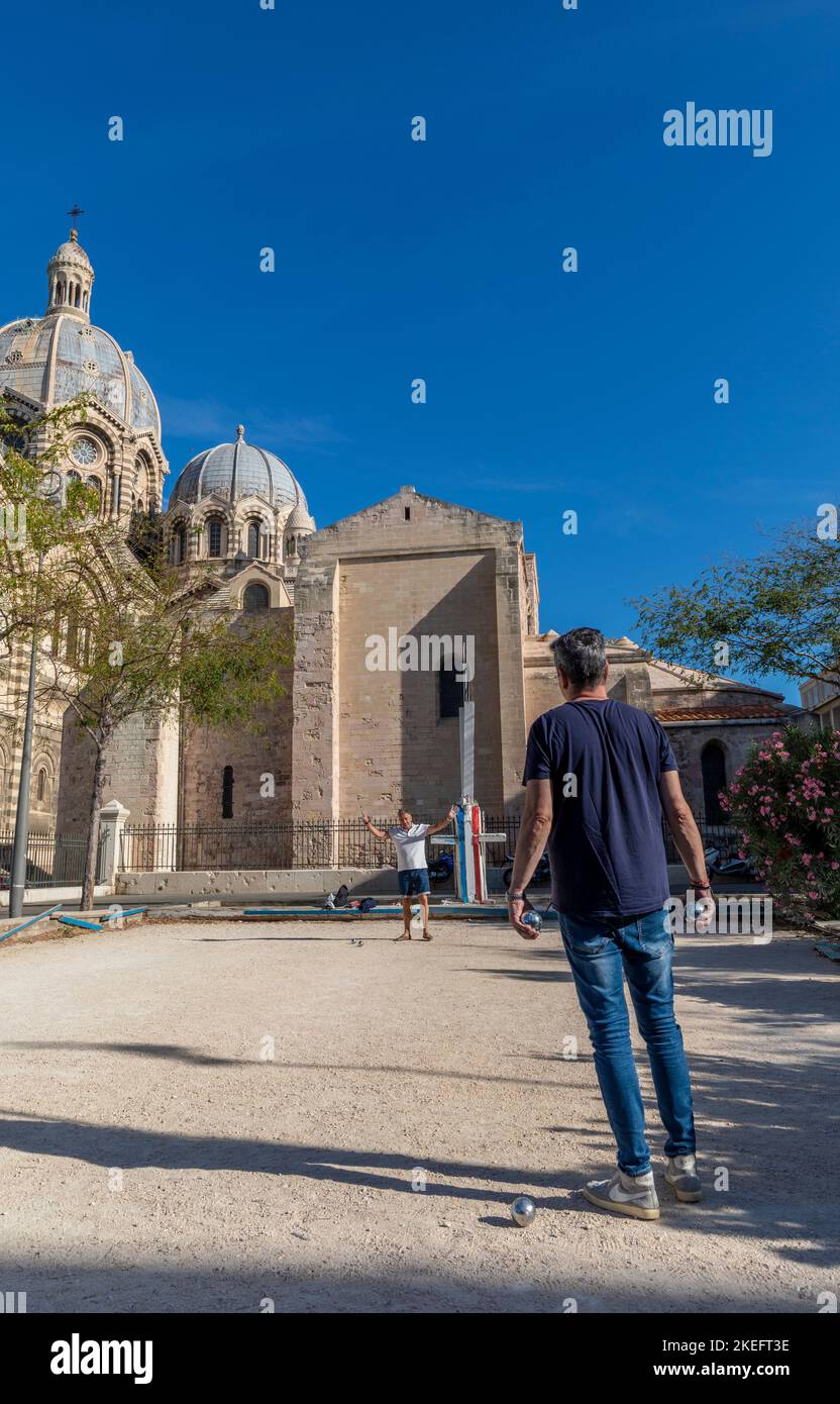 Hommes jouant à la pétanque à côté de la cathédrale de Marseille, Marseille, Provence-Alpes-Côte d'Azur, France, Europe occidentale Banque D'Images