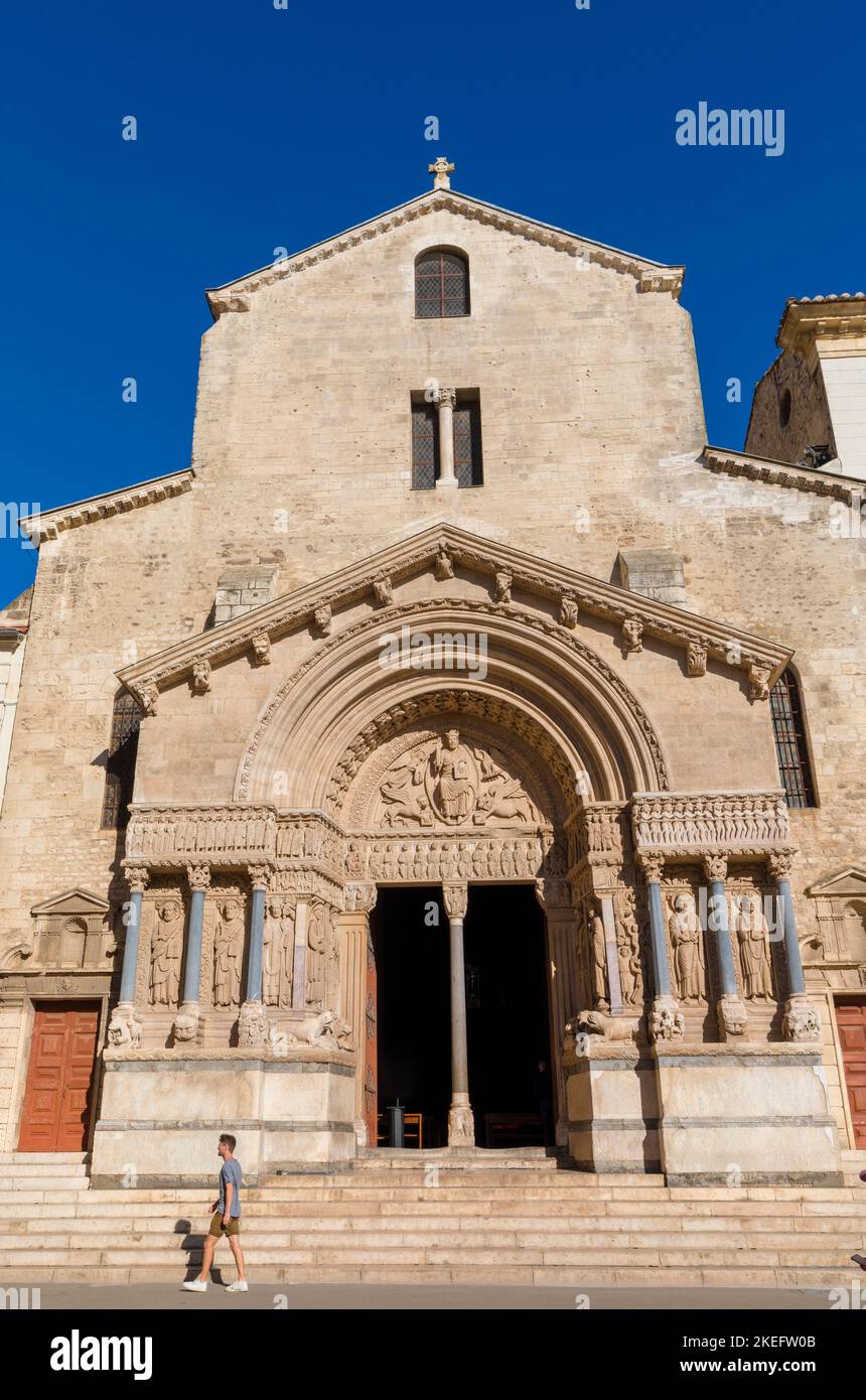 La façade de l'église Saint-Trophime, Arles, Provence-Alpes-Côte d'Azur, France, Europe occidentale Banque D'Images