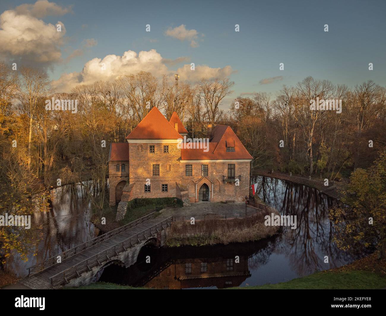 Château historique dans le village d'Oporow, Pologne. Banque D'Images