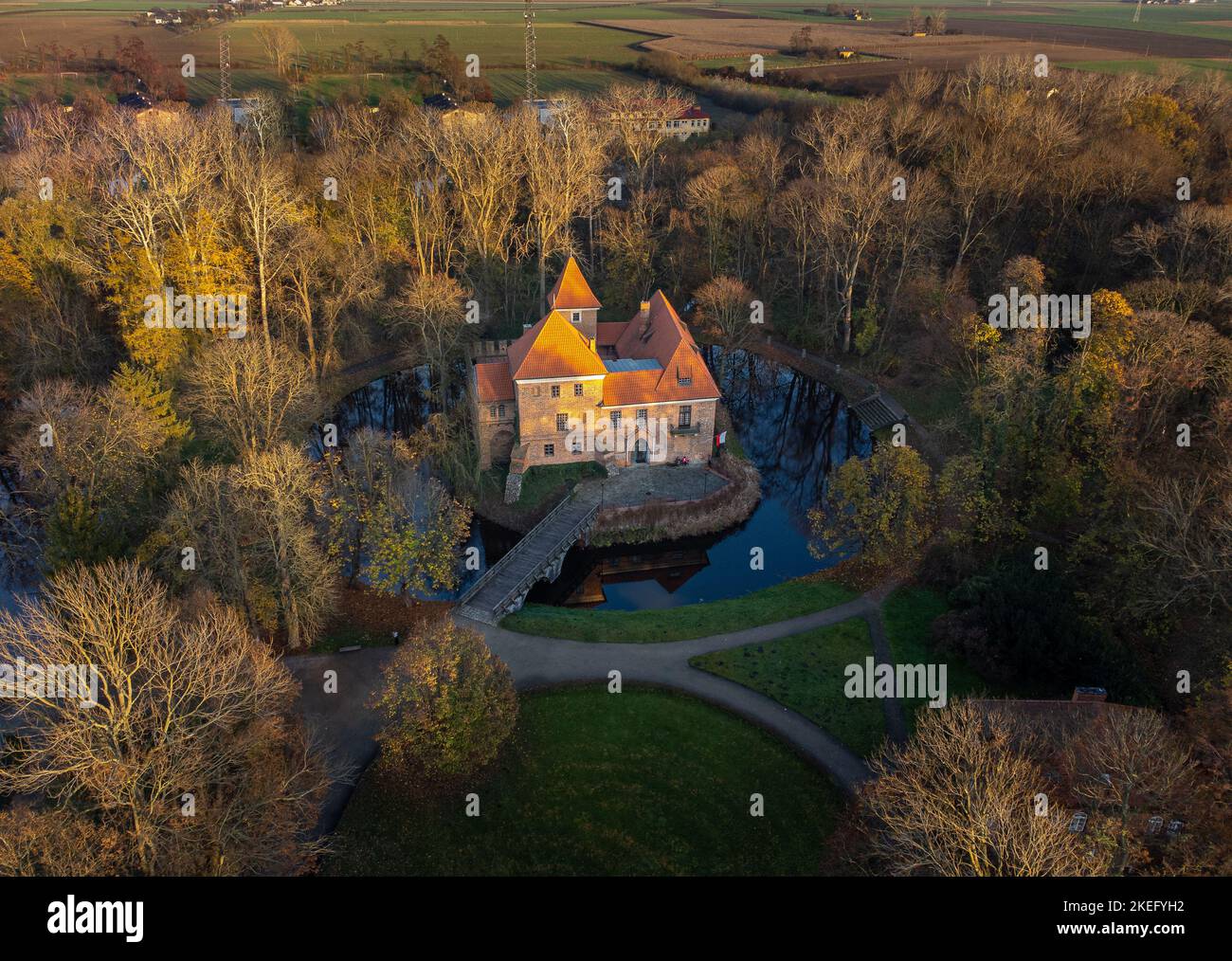 Château historique dans le village d'Oporow, Pologne. Banque D'Images