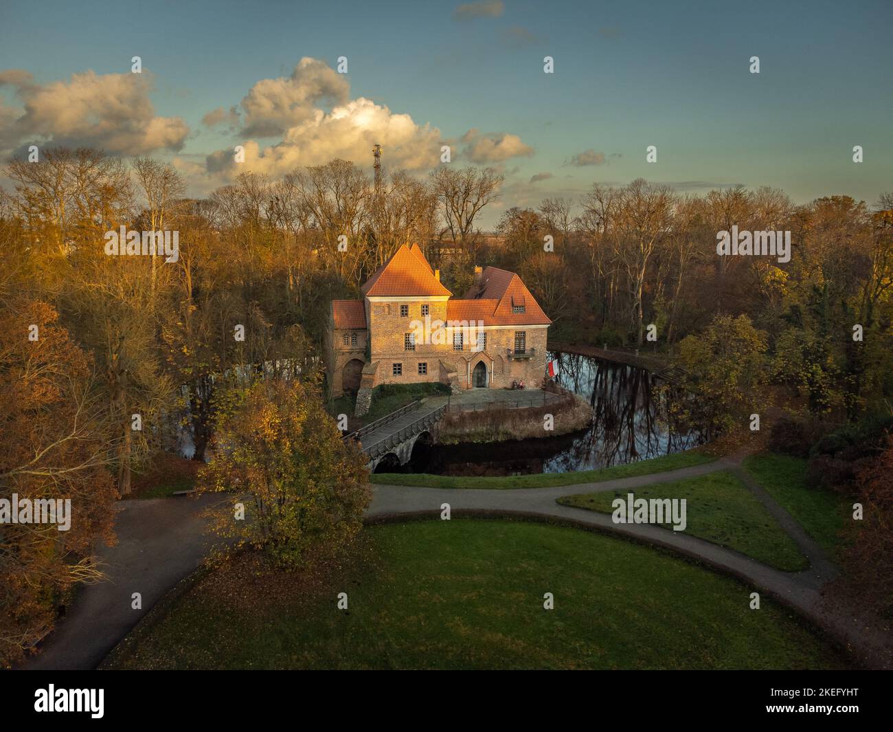 Château historique dans le village d'Oporow, Pologne. Banque D'Images
