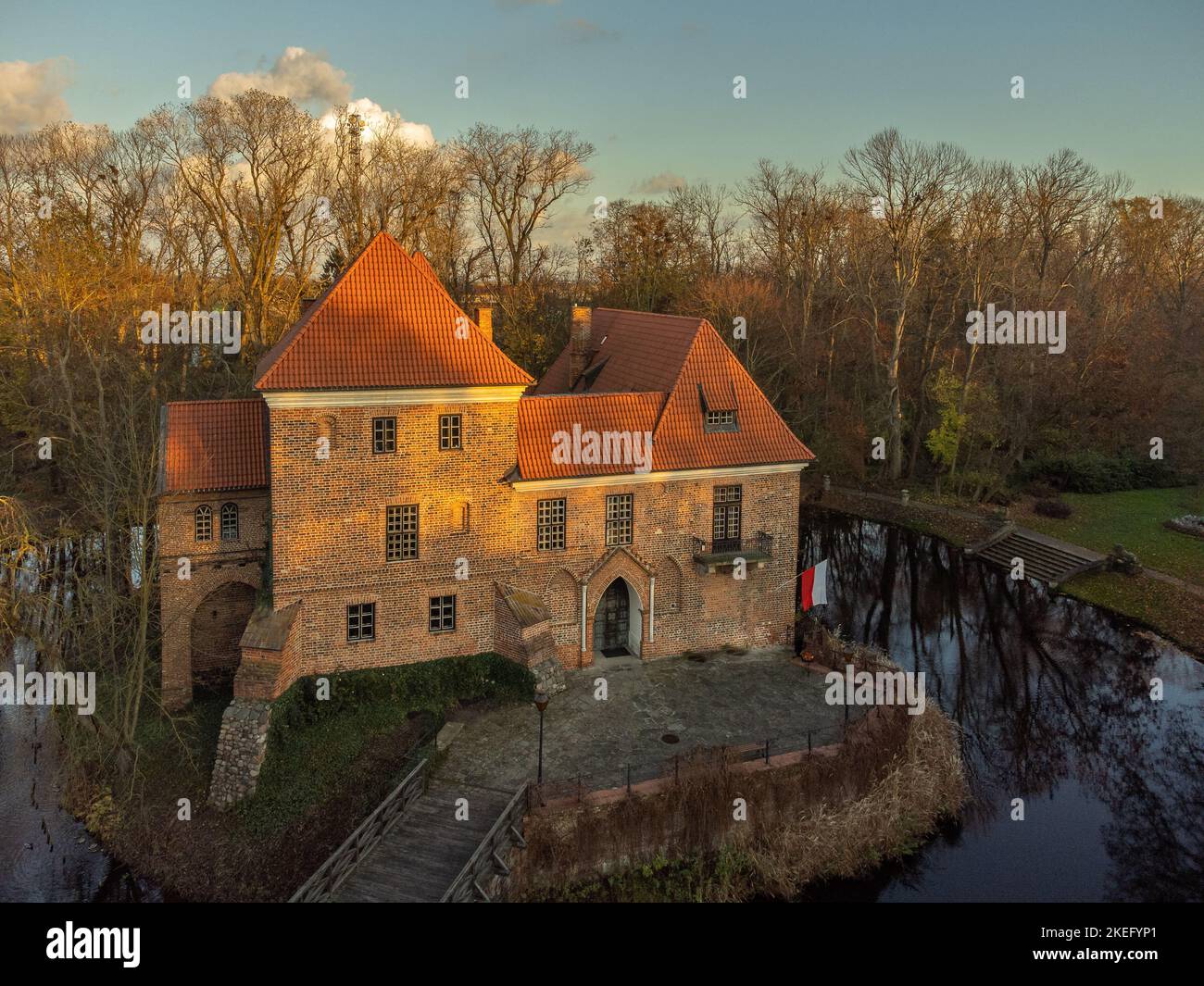 Château historique dans le village d'Oporow, Pologne. Banque D'Images