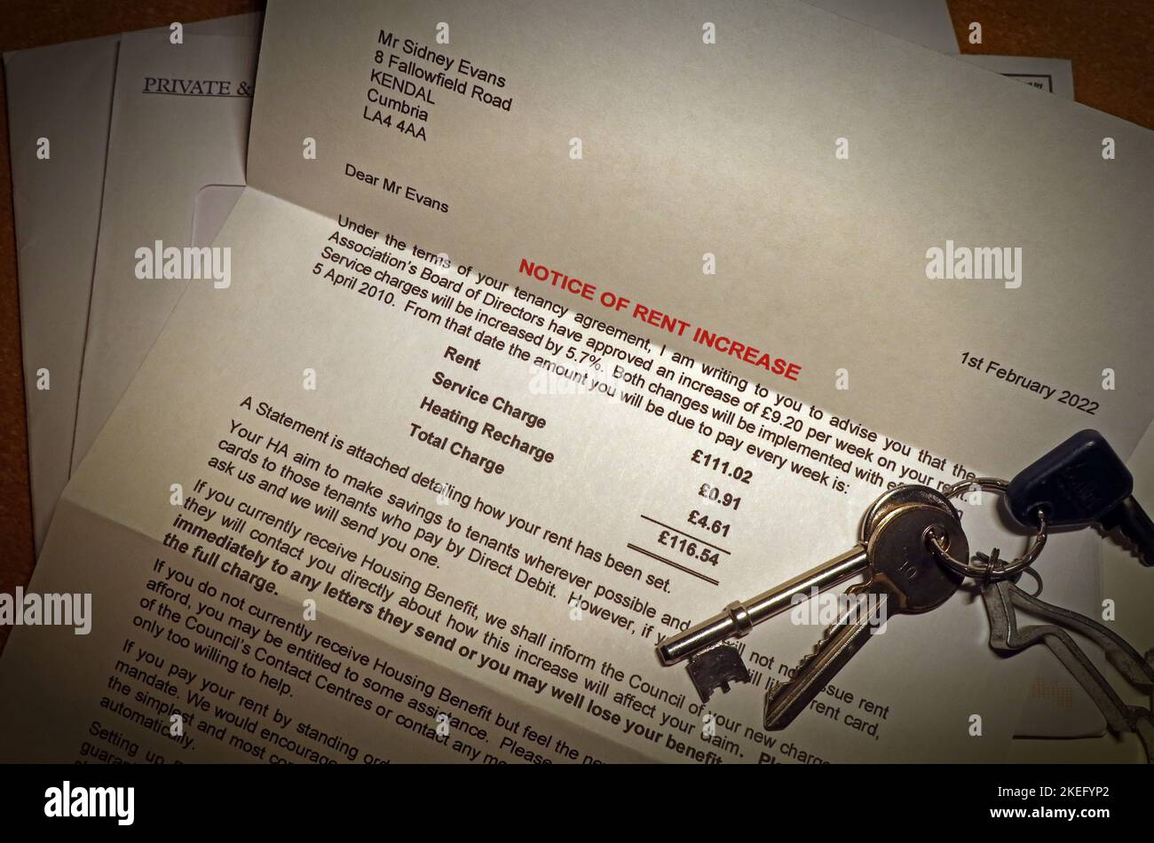 Lettre annonçant l'augmentation du loyer, un examen du loyer d'avril, l'augmentation des coûts de location, détaillée par les services fournis, d'un locateur social Banque D'Images
