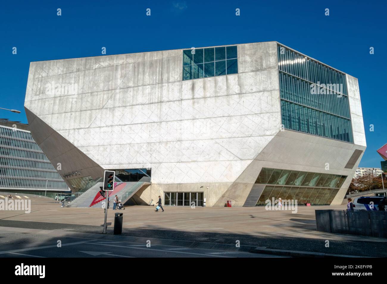 Salle de concert Casa da Música à Porto, Portugal. Il a été conçu par l'architecte Rem Koolhaas et a ouvert ses portes en 2005. Polygone de la salle de concert Casa da Música Banque D'Images