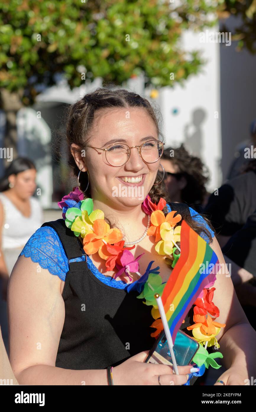 Manduria, Italie - JUILLET, 13, 2022 Une belle fille souriant et regardant dans la caméra pendant la Marche de la fierté gay LGBT. LGBTQ fête de la fierté dans les s Banque D'Images