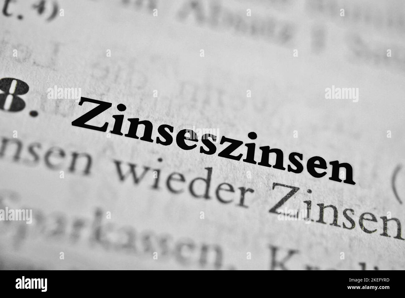 Texte allemand en surbrillance présentant un intérêt composé sur le papier Banque D'Images