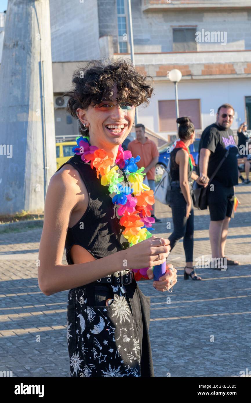 Un beau gars gay souriant et regardant dans la caméra pendant la Marche gay Pride LGBT en Italie Banque D'Images