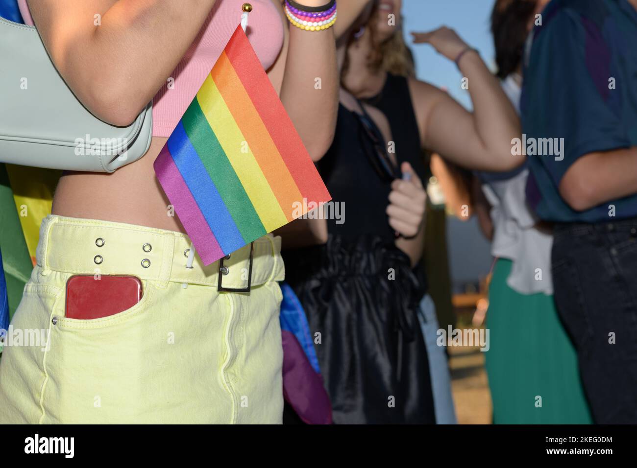 Drapeau arc-en-ciel LGBT dans la poche de la jupe d'une fille pendant la fierté gay, gros plan, foyer sélectif Banque D'Images