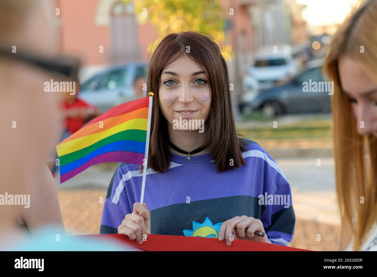 Une belle fille souriant et regardant dans la caméra pendant la marche de la fierté gay LGBT Banque D'Images