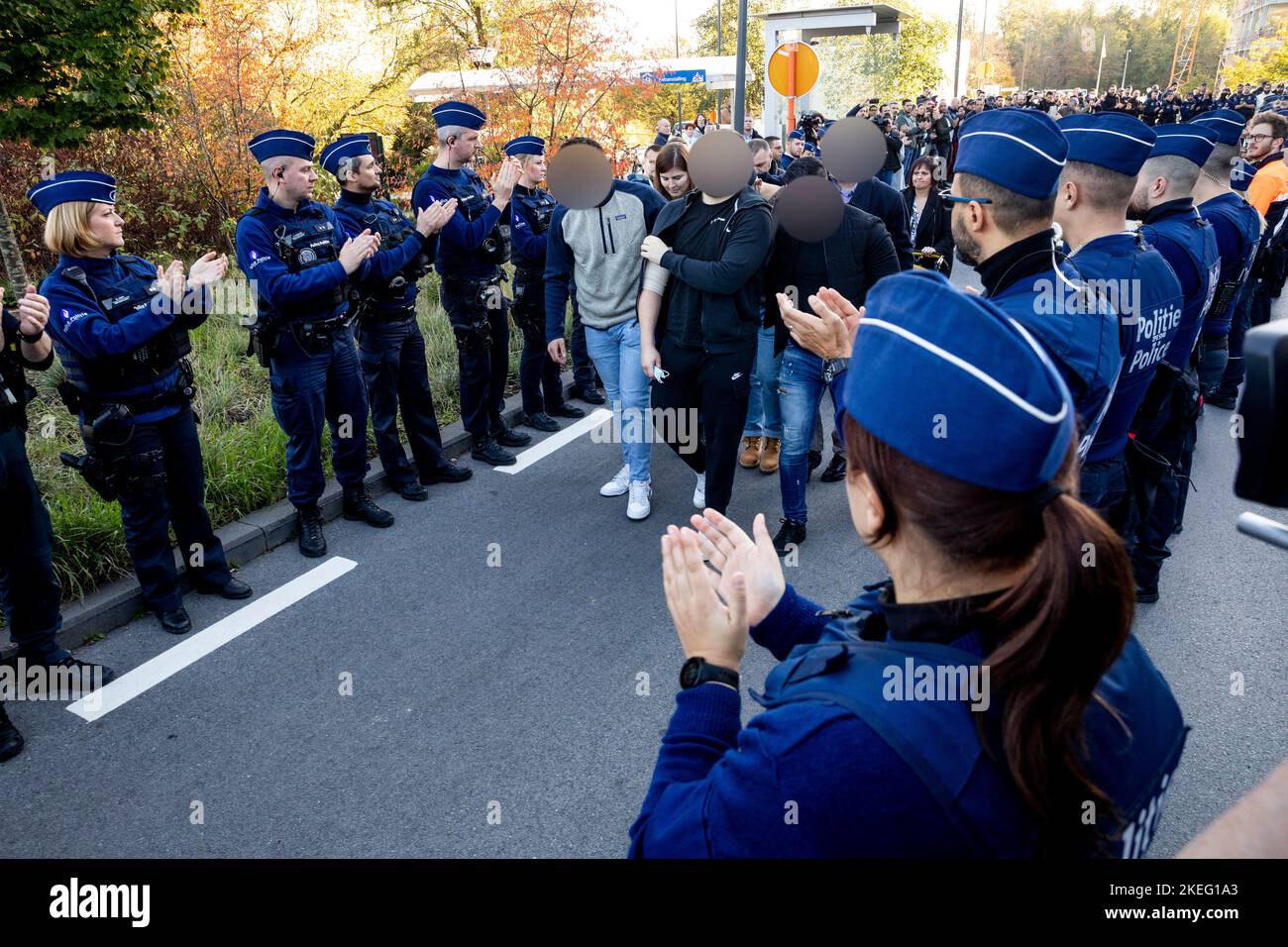 L'illustration montre une garde d'honneur pour l'officier de police blessé dans une attaque de poignarder jeudi dernier, alors qu'il quitte l'hôpital, UZ jette, samedi 12 novembre 2022. BELGA PHOTO HATIM KAGHAT Banque D'Images