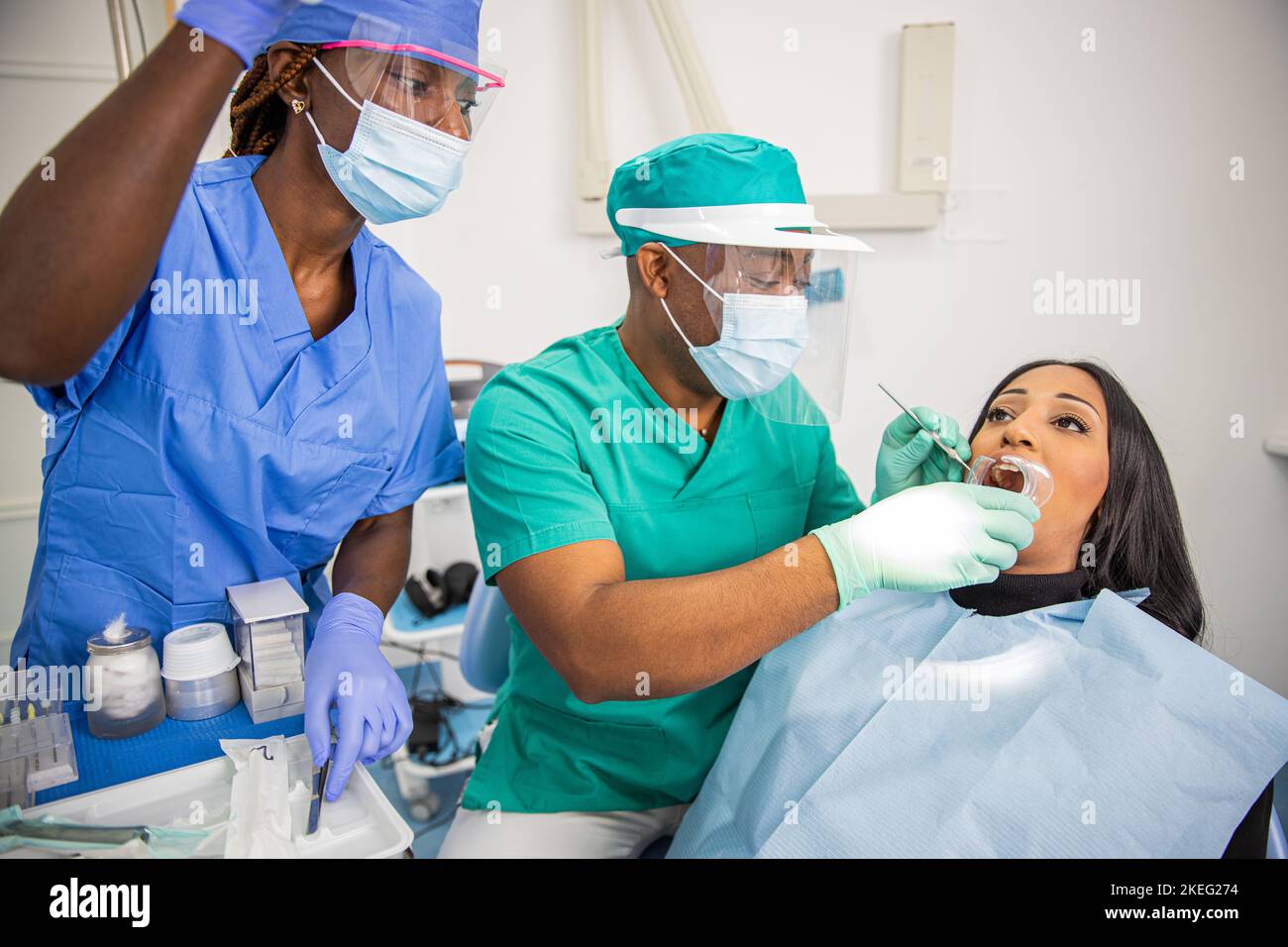 Un dentiste vérifie les dents d'un patient dans une clinique dentaire
