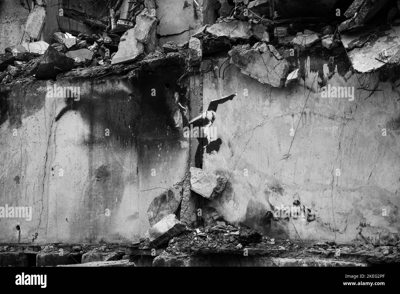 Borodyanka, région de Kiev 11.12.2022 le travail de la murale de Banksy sur le mur d'une maison détruite Banque D'Images