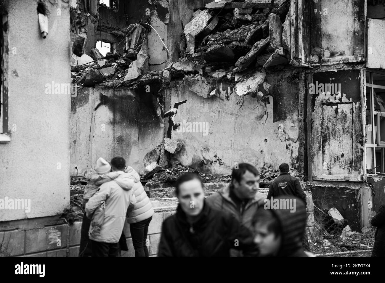 Borodyanka, région de Kiev 11.12.2022 le travail de la murale de Banksy sur le mur d'une maison détruite Banque D'Images