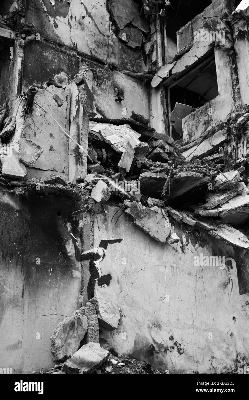 Borodyanka, région de Kiev 11.12.2022 le travail de la murale de Banksy sur le mur d'une maison détruite Banque D'Images