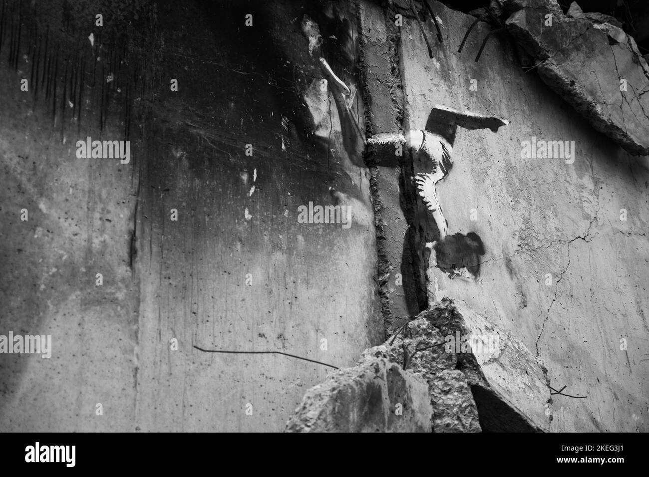 Borodyanka, région de Kiev 11.12.2022 le travail de la murale de Banksy sur le mur d'une maison détruite Banque D'Images