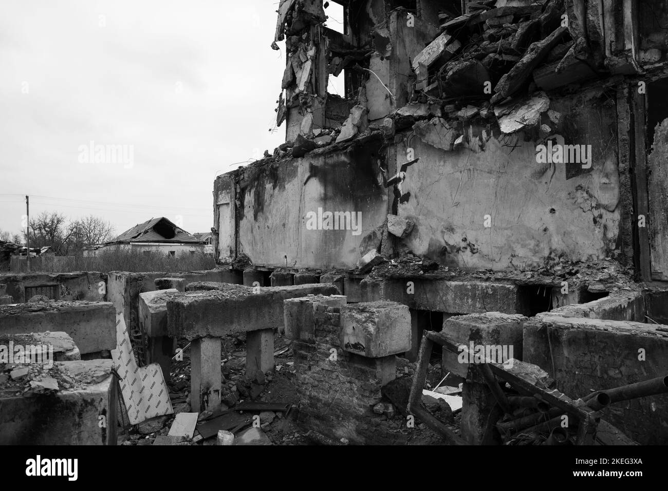 Borodyanka, région de Kiev 11.12.2022 le travail de la murale de Banksy sur le mur d'une maison détruite Banque D'Images