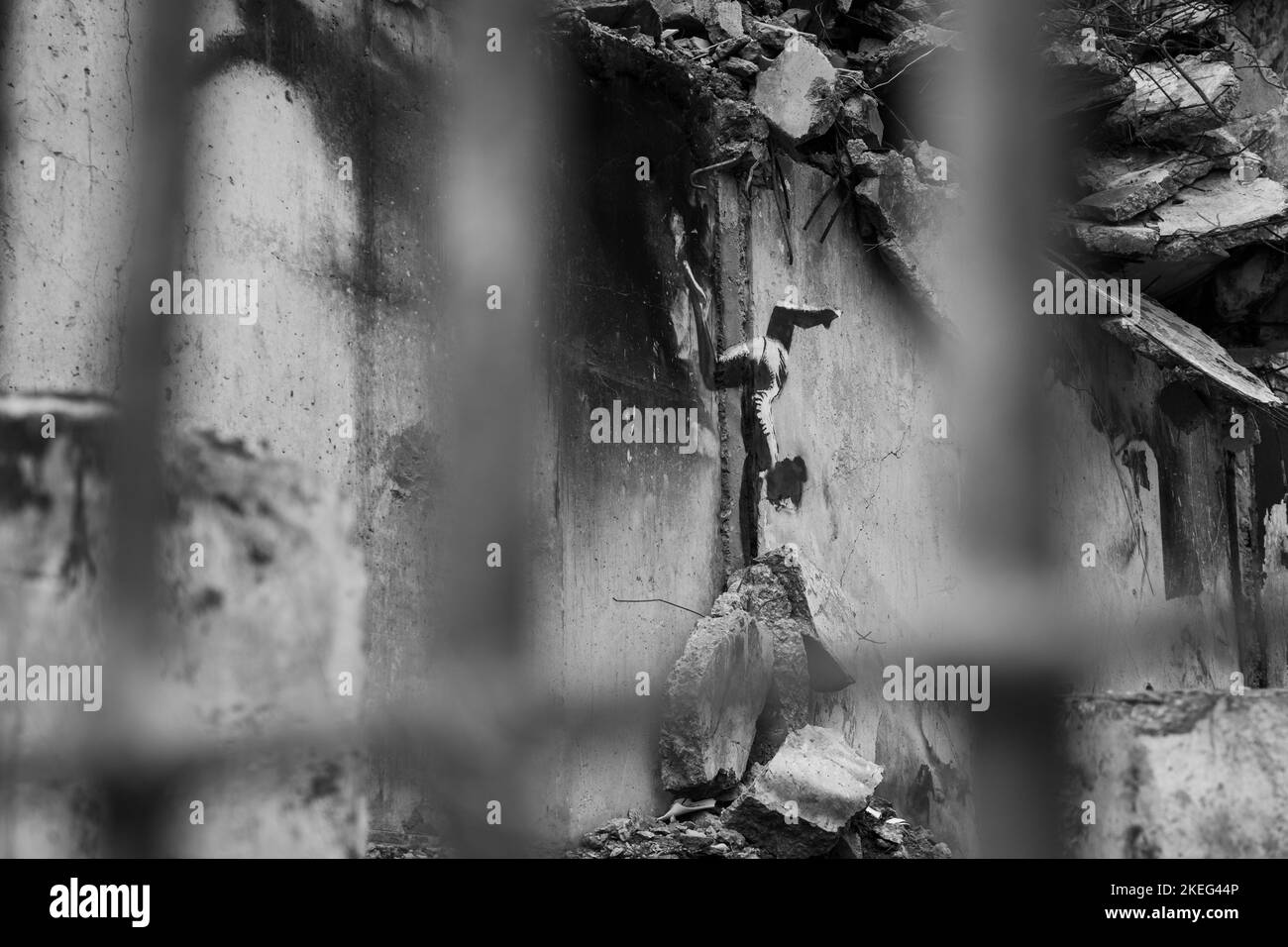 Borodyanka, région de Kiev 11.12.2022 le travail de la murale de Banksy sur le mur d'une maison détruite Banque D'Images