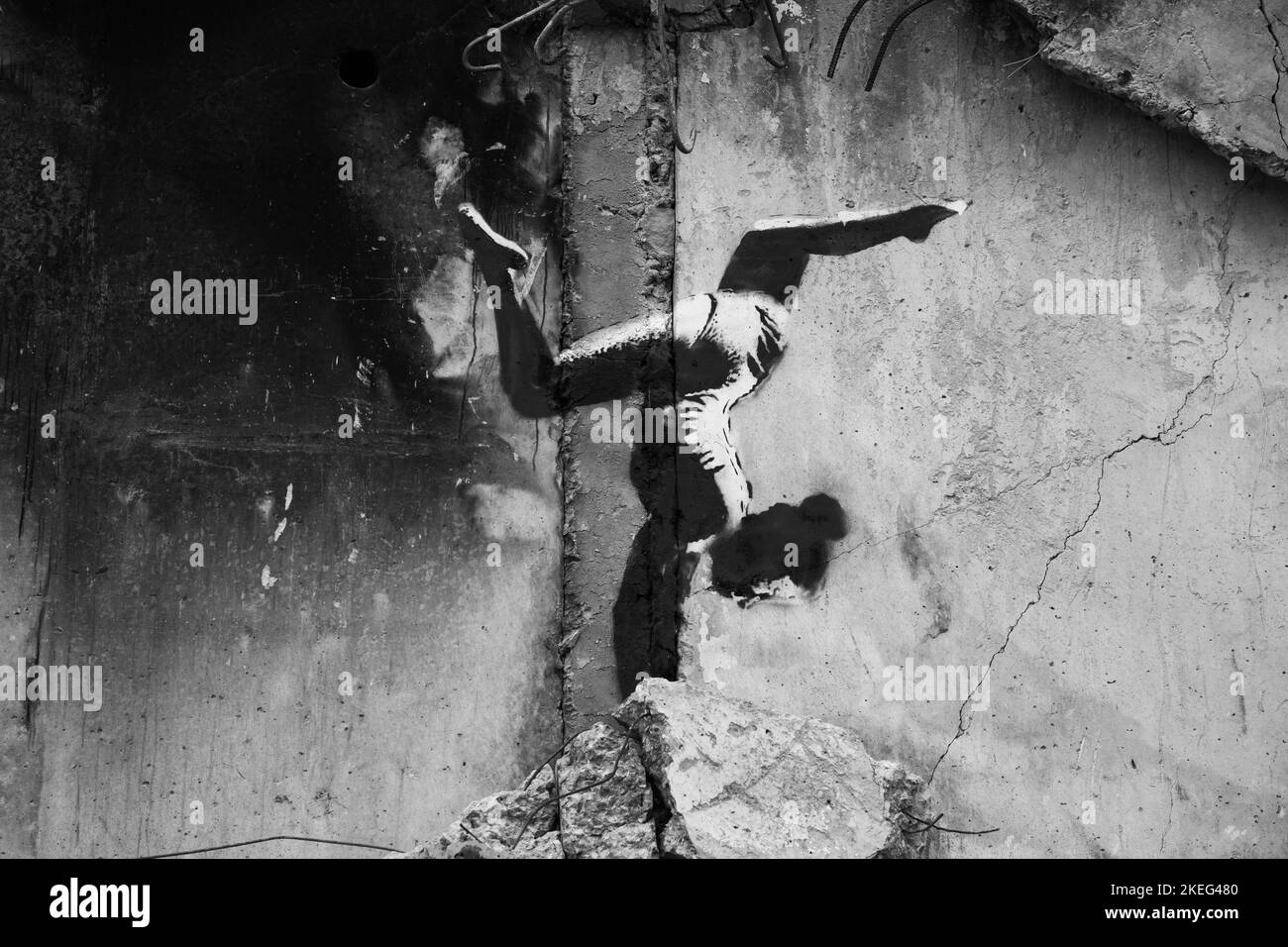 Borodyanka, région de Kiev 11.12.2022 le travail de la murale de Banksy sur le mur d'une maison détruite Banque D'Images