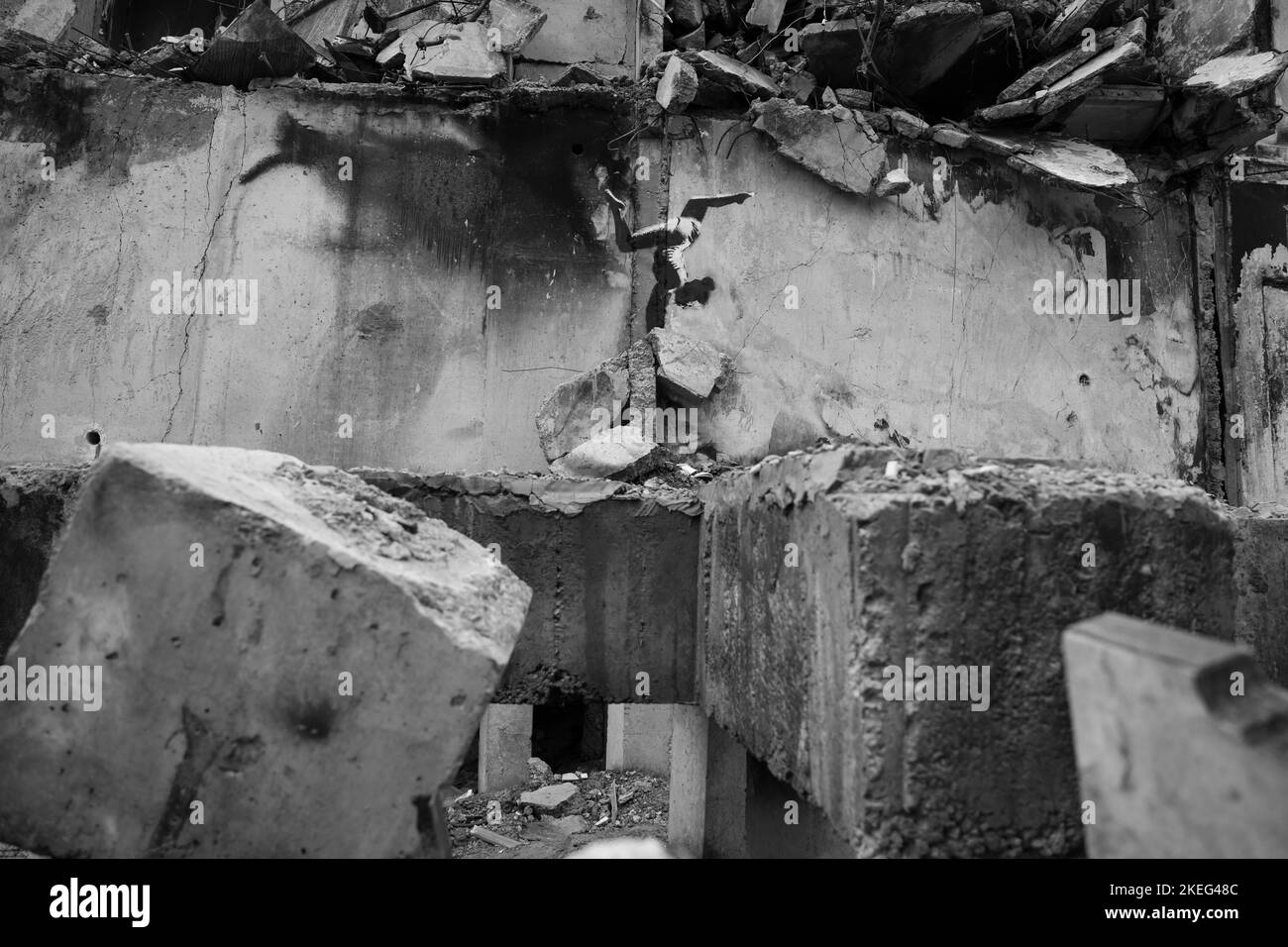 Borodyanka, région de Kiev 11.12.2022 le travail de la murale de Banksy sur le mur d'une maison détruite Banque D'Images