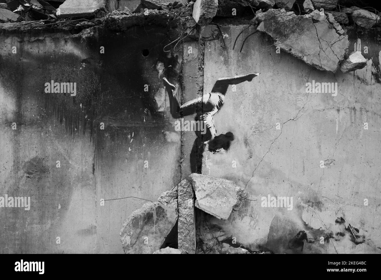 Borodyanka, région de Kiev 11.12.2022 le travail de la murale de Banksy sur le mur d'une maison détruite Banque D'Images