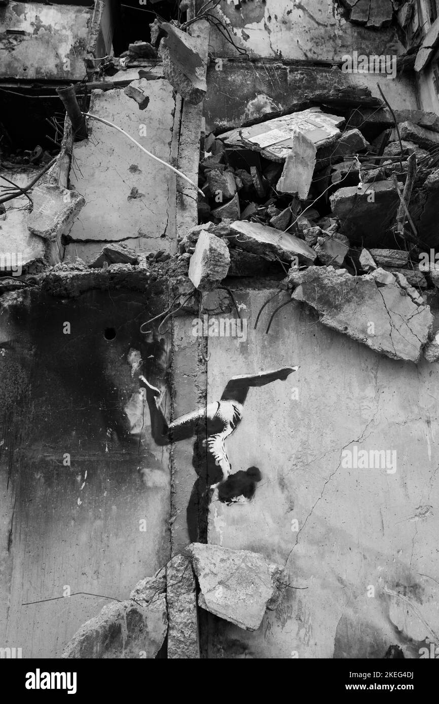 Borodyanka, région de Kiev 11.12.2022 le travail de la murale de Banksy sur le mur d'une maison détruite Banque D'Images